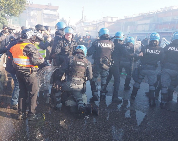 Полиција користила водене топове на протесту