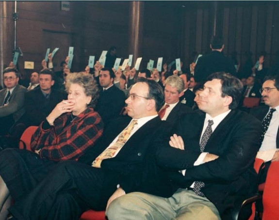 Iz novinarske bilježnice: "Šta ćeš ti pope u Skupštini, idi u crkvu i krsti djecu"