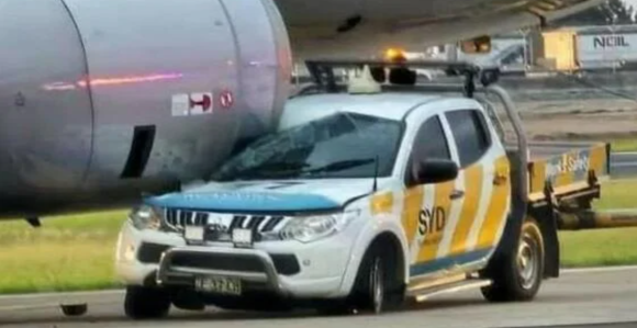 Аутомобил ударио у авион на аеродрому у Сиднеју