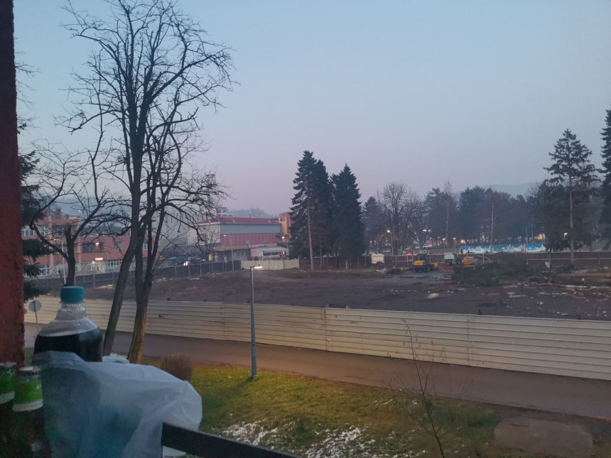 Посјечена стабла у градском парку у Добоју (ФОТО)