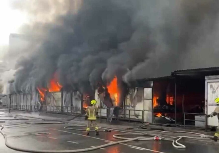 Vatrogasci se bore sa požarom na pijaci u Sarajevu