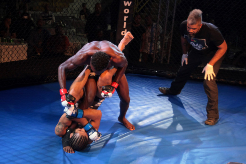 Poznati MMA borac pao sa 10. sprata - bore mu se za život