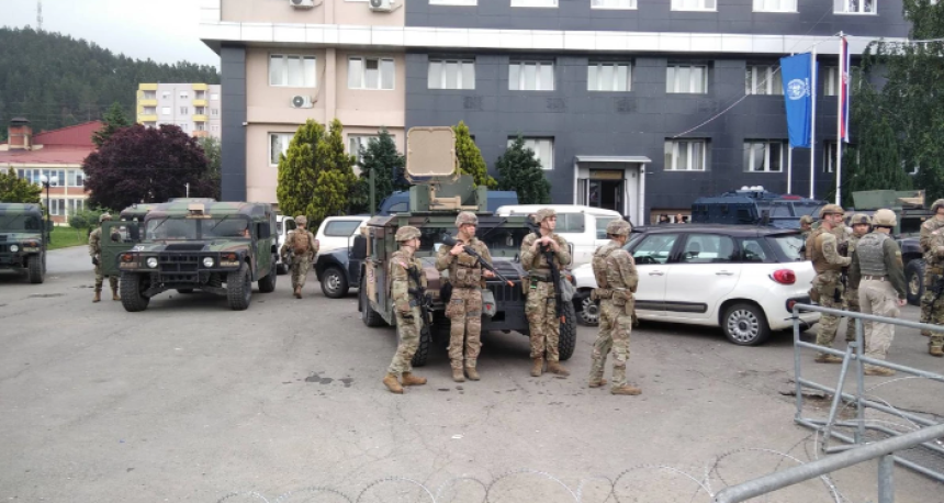 Uklonjene zastave Srbije i UN-a u Leposaviću