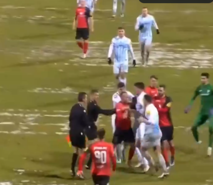 Tuča na terenu nakon derbija u Hrvatskoj (VIDEO)