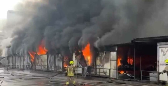 Vatrogasci se bore sa požarom na pijaci u Sarajevu