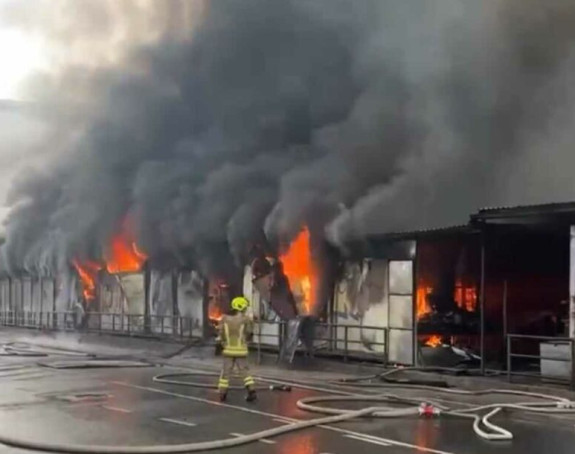 Vatrogasci se bore sa požarom na pijaci u Sarajevu
