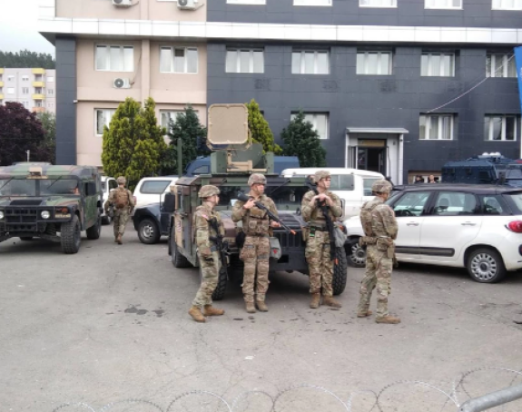 Uklonjene zastave Srbije i UN-a u Leposaviću