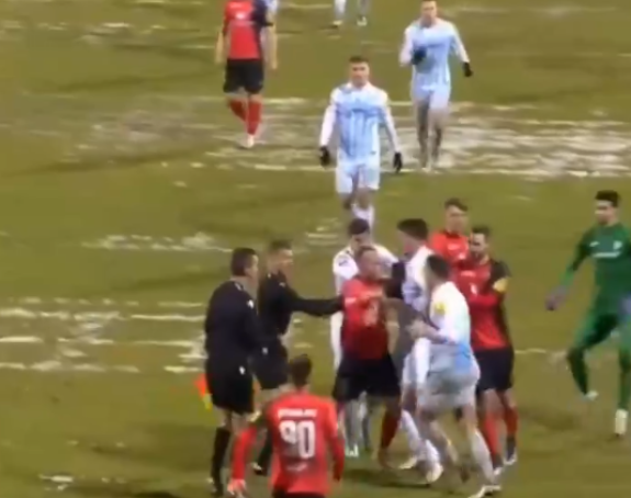 Tuča na terenu nakon derbija u Hrvatskoj (VIDEO)