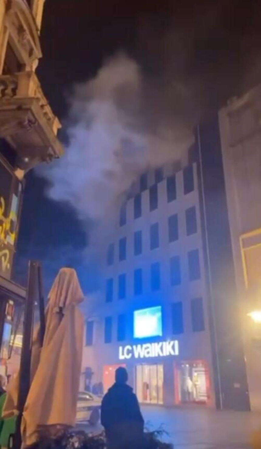 Beograd: Buknuo veliki požar u Knez Mihailovoj (VIDEO)