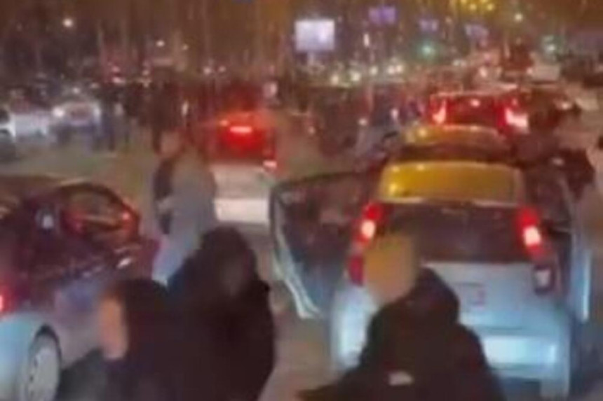 Navijači se udarali sekirama i palicama nasred ulice