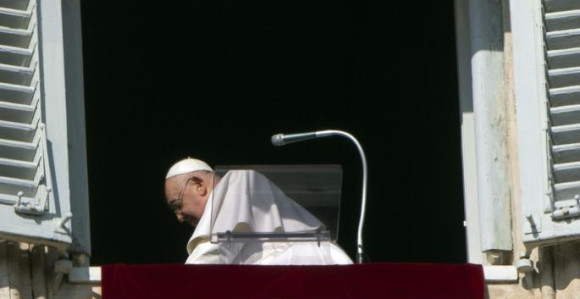 Nosio nož pred obraćanje pape u Vatikanu