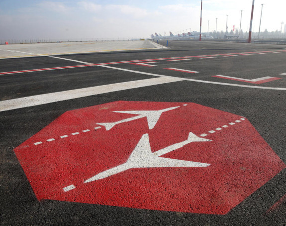 Авион принудно слетио у Београд, преминуо путник