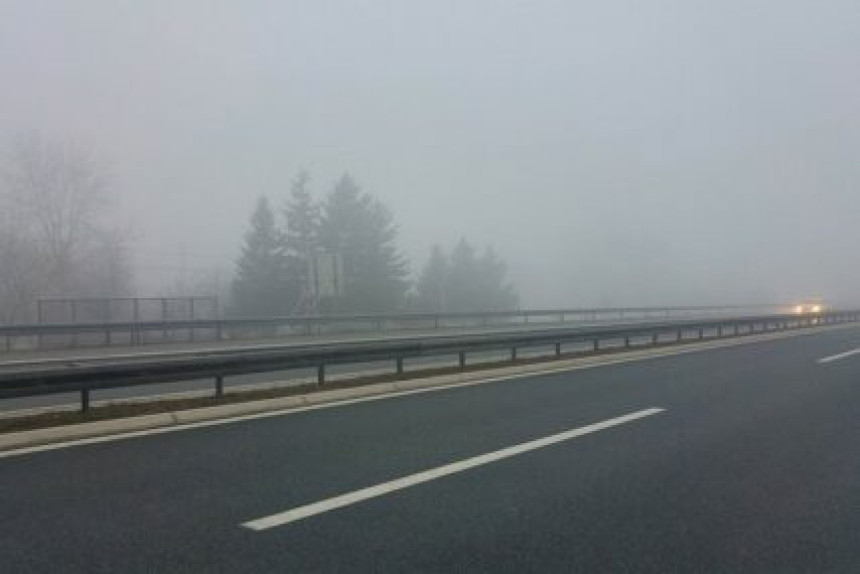 Vozači oprez zbog poledica, odrona i magle