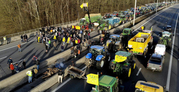 Najavljena opsada Pariza, mobilisano 15.000 policajaca