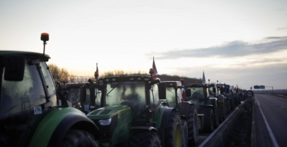 Traktori ispred Pariza - blokirani putevi i u Belgiji