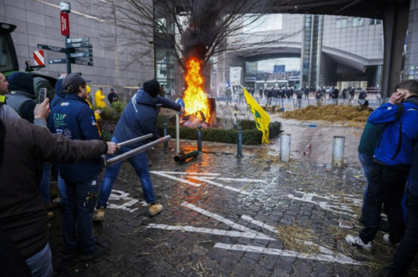 Протест фармера у Бриселу: Гађали јајима парламент