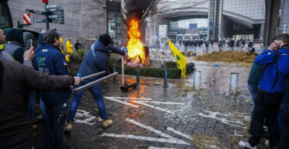 Протест фармера у Бриселу: Гађали јајима парламент
