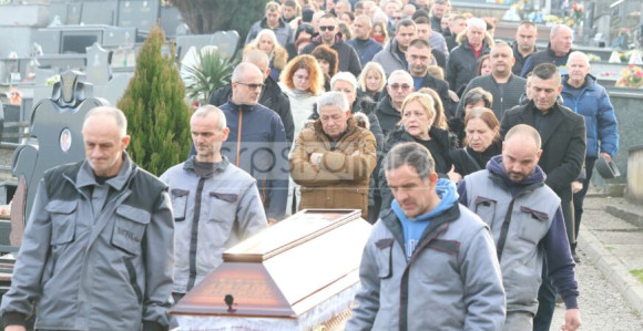 Tišinu na groblju Šušnjari parali jauci Sašine majke