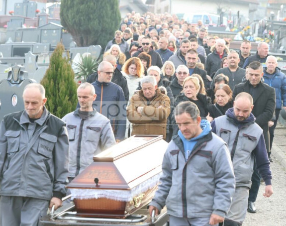 Тишину на гробљу Шушњари парали јауци Сашине мајке