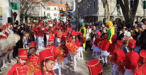 Defile mažoretkinja u Trebinju povodom „Praznika mimoze“