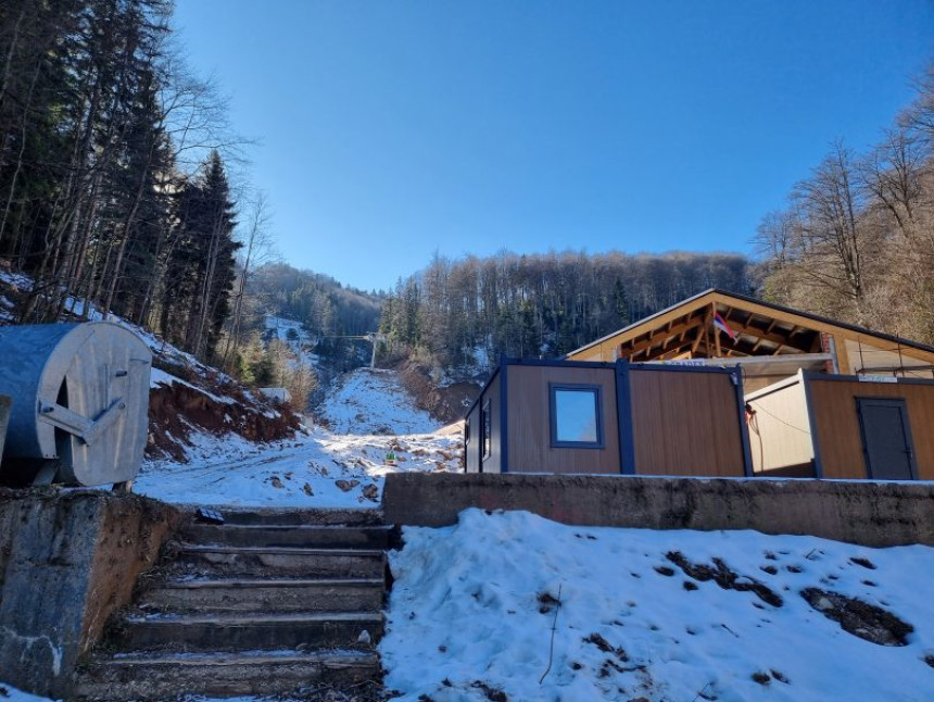 55 miliona propalo, na stazi nema ni snijega ni skijaša