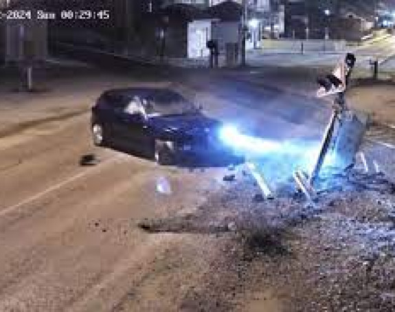 Аутом се забио у рампу на пружном прелазу у БЛ