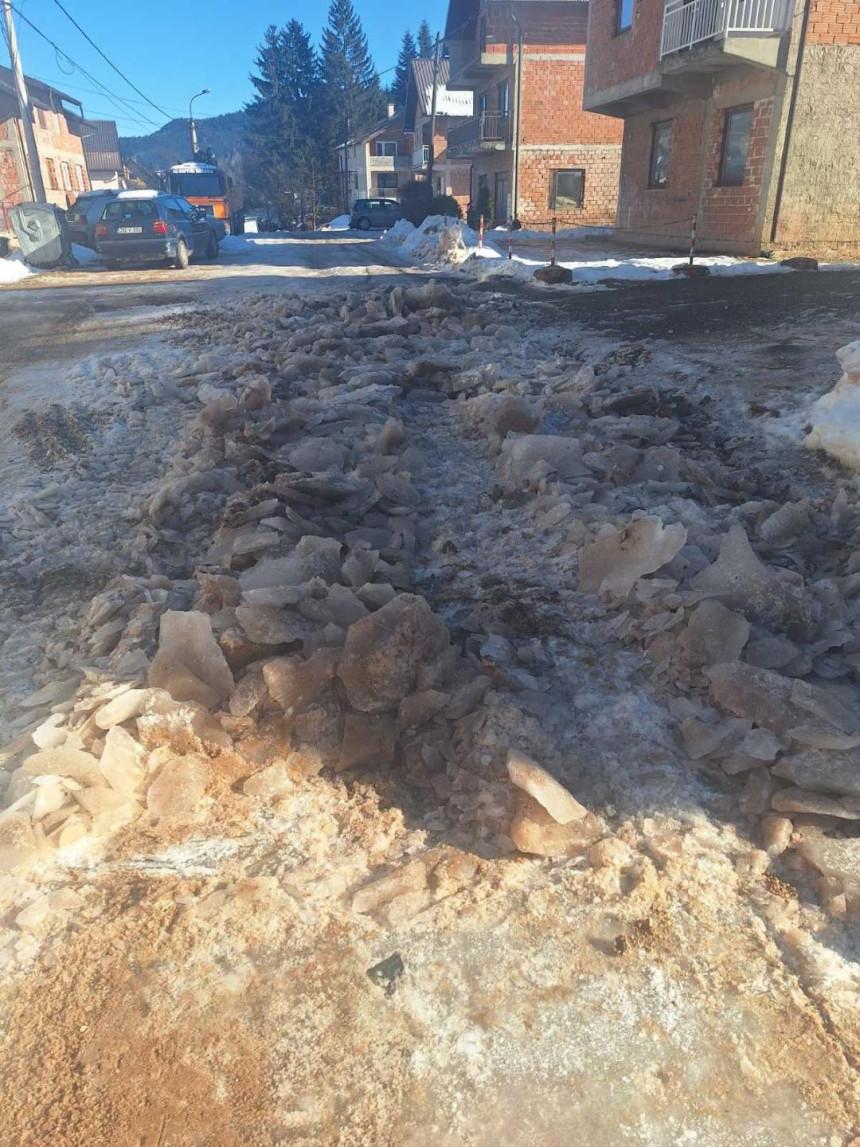 Apel vlastima Pala: Asfaltirajte nam ulicu (FOTO)