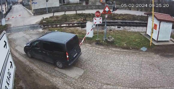 Polomio rampu na pružnom prelazu u naselju Vrbanja