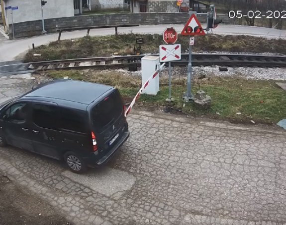 Polomio rampu na pružnom prelazu u naselju Vrbanja