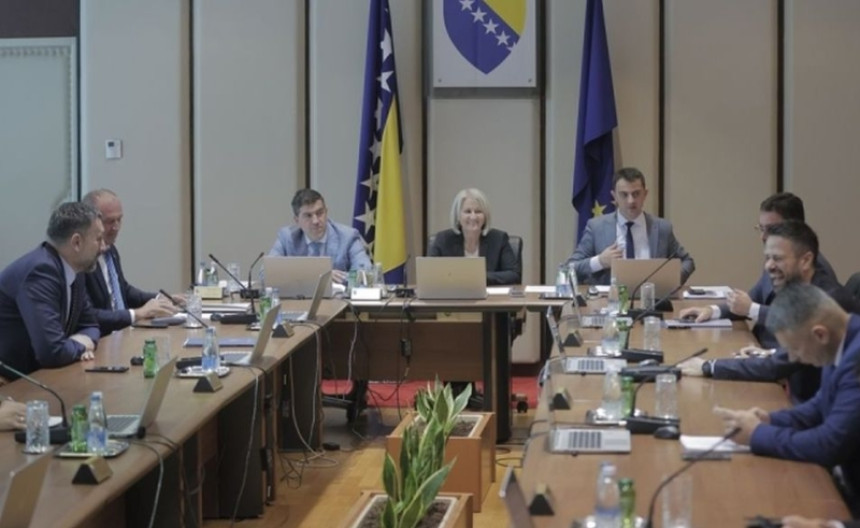 Nema zakona protiv drastičnog rasta plata političarima