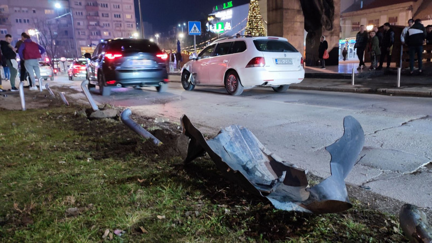 Слетио са улице и покосио стубиће у центру Бијељине