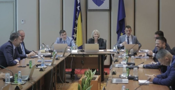 Nema zakona protiv drastičnog rasta plata političarima