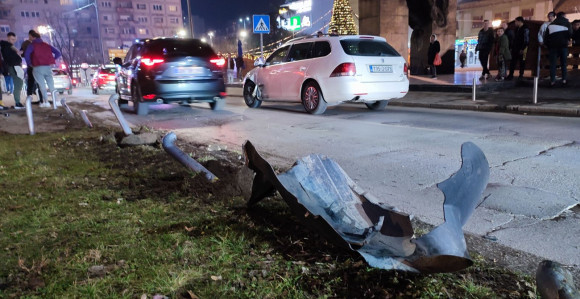 Слетио са улице и покосио стубиће у центру Бијељине