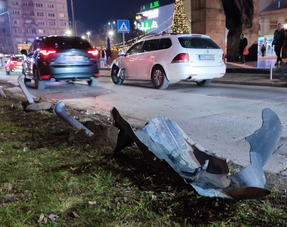 Sletio sa ulice i pokosio stubiće u centru Bijeljine