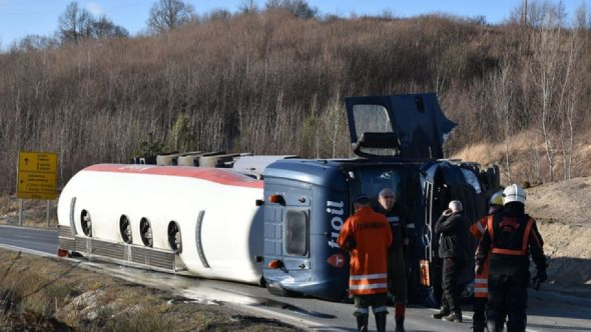 Bugojno: Prevrnula se cisterna, curi gorivo