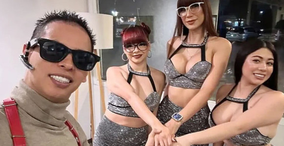 Porno glumac živi sa sedam žena za svaki dan po jednu!