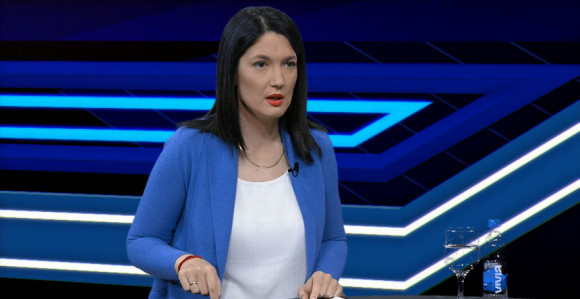 Срамно колико власт урушава образовање