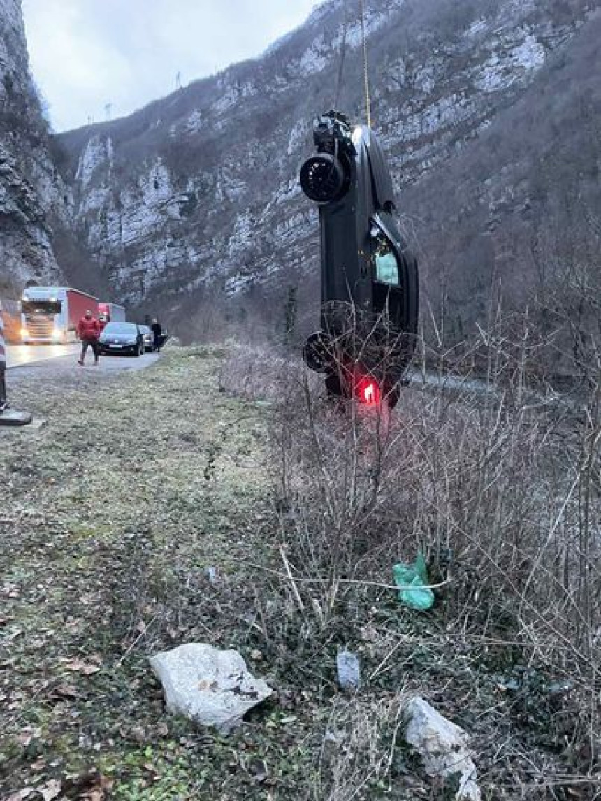 Брачни пар са троје дјеце слетио у кањон Врбаса код БЛ