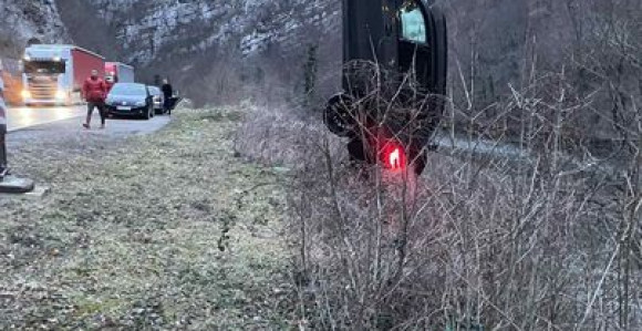 Bračni par sa troje djece sletio u kanjon Vrbasa kod BL