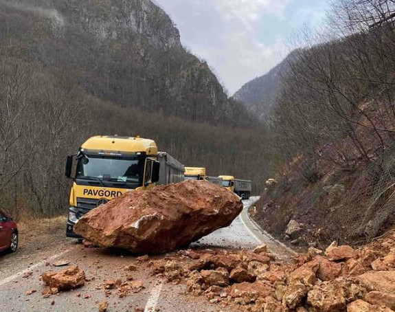 Ogromna stijena pala na kamion na putu Foča-Kalinovik