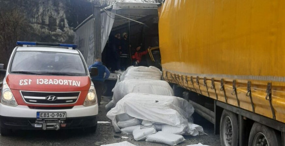 Sudar na putu Doboj-Tuzla, teško povrijeđen vozač