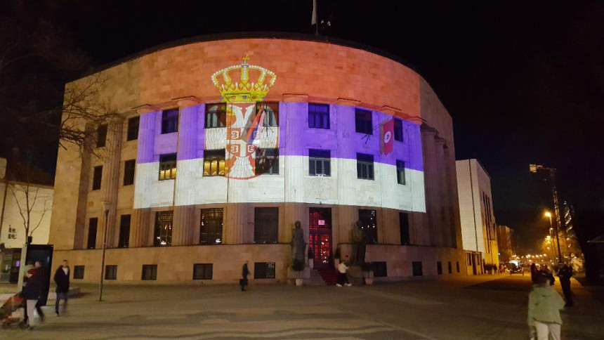 Palata i Gradska uprava u bojama zastave Srbije
