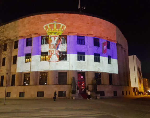Palata i Gradska uprava u bojama zastave Srbije