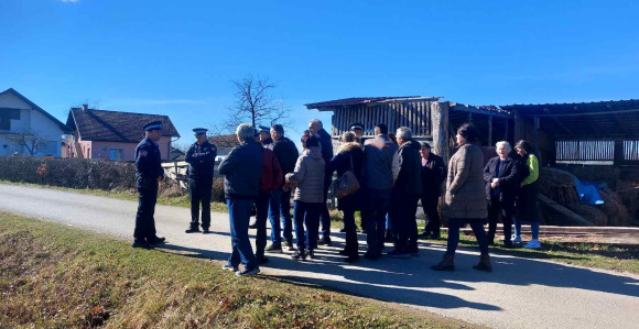 Опсадно стање у Омарској, мјештани бране своје куће