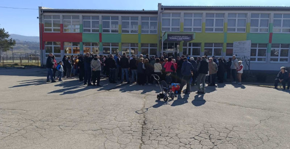 Protest u Šipovu: Ko je dozvolio da nam truju djecu?!