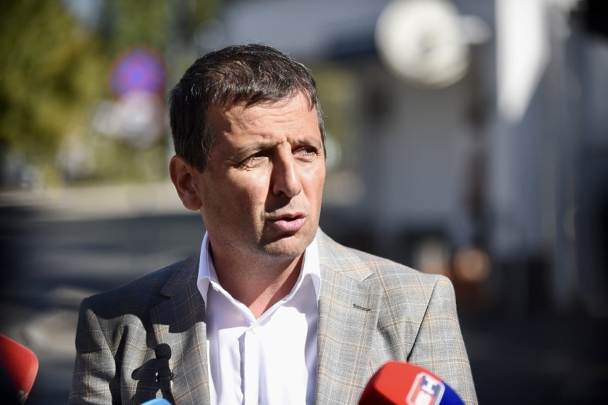 Vukanović ispred OHR-a: Šmit i Dodik rade zajedno