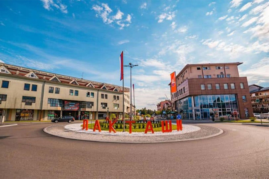 Vozilom divljao u kružnom toku, uhapšeni vozač i suvozač