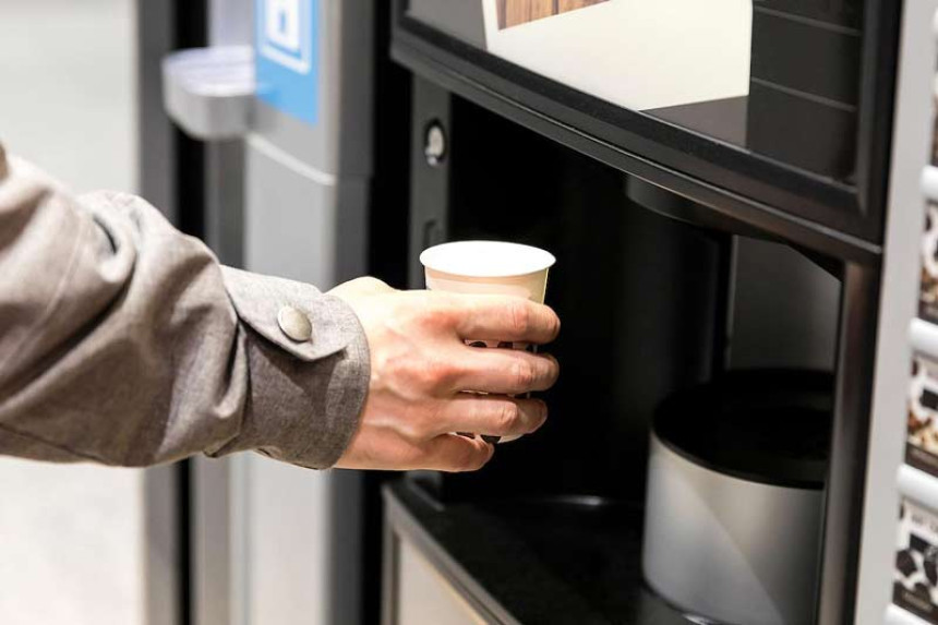 Direktor škole ostao bez posla i penzije zbog prepunjene čaše kafe?!