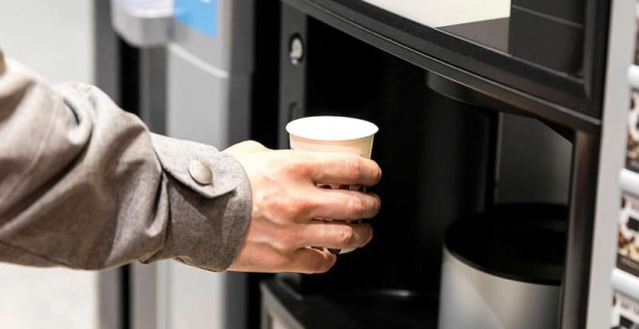 Direktor škole ostao bez posla i penzije zbog prepunjene čaše kafe?!
