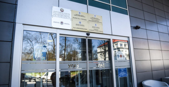 Помоћник директора слупао службено возило па тужио Владу